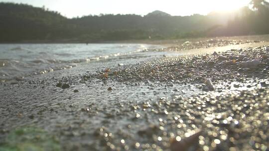 黄昏海浪冲刷着海岸