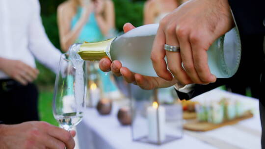 婚礼上用香槟杯敬酒的慢动作视频素材模板下载