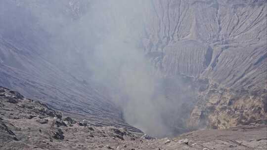 火山口活火山硫磺燃烧冒烟