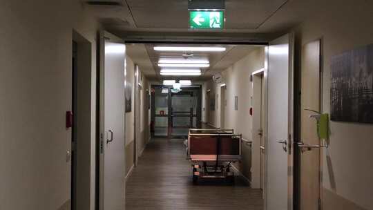 空荡荡的医院走廊里