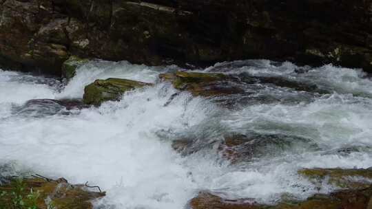 山间湍急流水与岩石景象