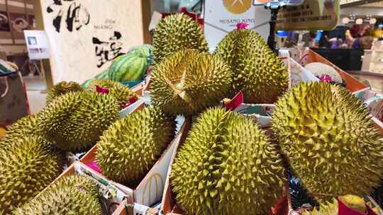 生鲜超市货架上的新鲜榴莲