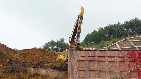 高速公路建设施工塌方路段挖机维修作业视频