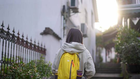 年轻活力青春女孩独自户外郊游踏青公园山林