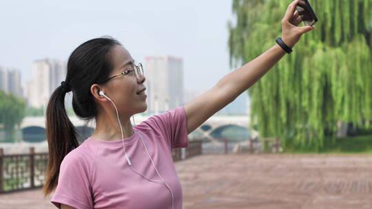 戴运动手表的中国人女性运动前作热身运动