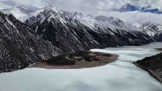 西藏旅行雪山湖泊自然风光春季航拍