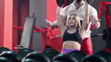 女人和她的私人教练在健身房用杠铃锻炼高清在线视频素材下载