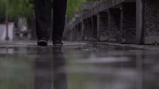 雨中走路的男人脚步