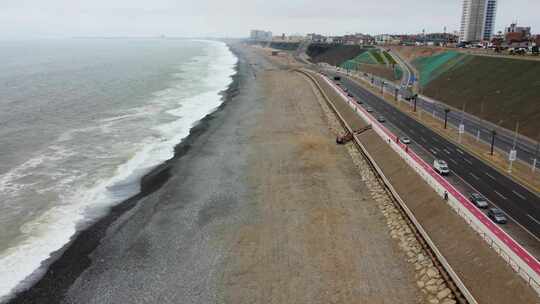 海滩和旁边高速公路的无人机镜头