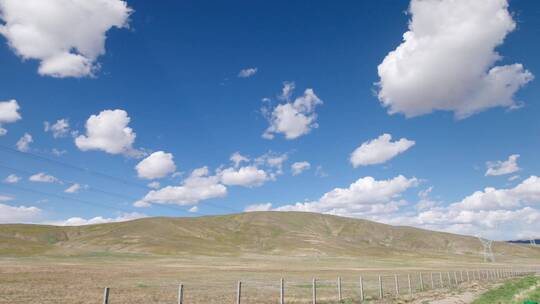 实拍青藏高原的蓝天白云和输电线路