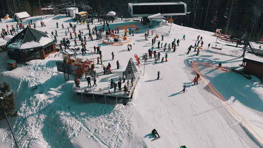 滑雪场附近山顶滑雪坡上滑雪的一群滑雪者的