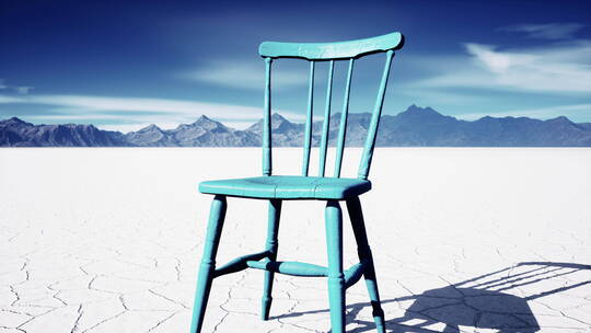 干枯盐湖里的旧木椅