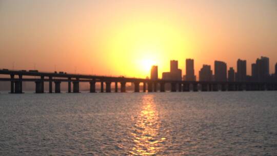 海边日落海堤夕阳跨海大桥