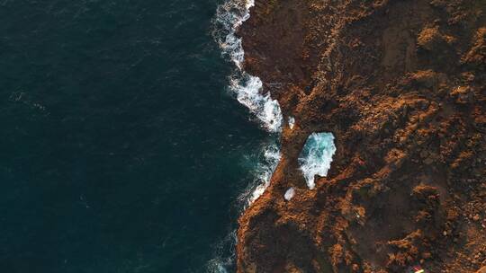 海浪击打岩石航拍