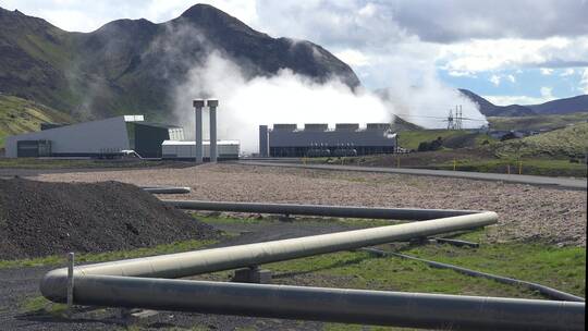 在冰岛建立一个地热发电厂冒着热气