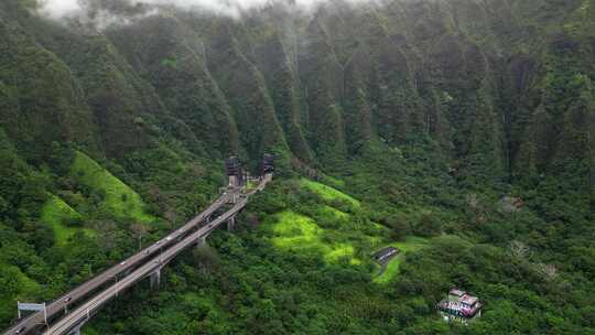 FPV穿越机航拍夏威夷汽车公路隧道森林高山