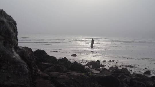 渔民赶海挖海鲜贝类沙滩海边退潮捕鱼生活