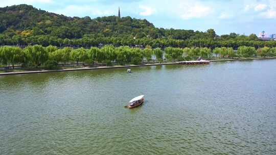 杭州西湖保俶塔夏日风光 湖面上游船驶过