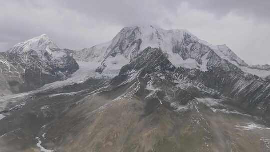 航拍西藏拉萨琼穆岗嘎雪山风景视频素材模板下载