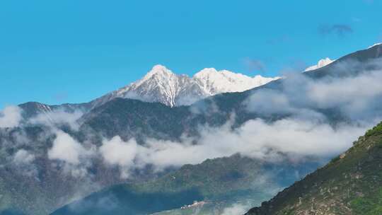 4k航拍四川雪山晨雾