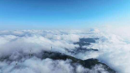 穿云拍摄桂林天湖高山上的云海和风力发电