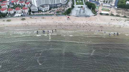 海浪拍打沙滩沙滩游泳游客航拍