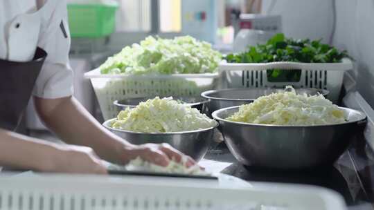 学校食堂厨师师傅大锅烧油炒菜