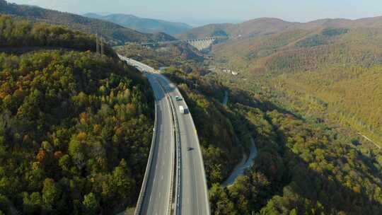 汽车行驶在山中的公路