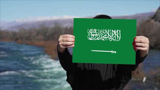 手持沙特阿拉伯国旗旗帜的人视频素材模板下载