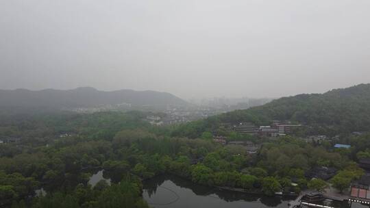 山青绿水间飞向城市视频素材模板下载