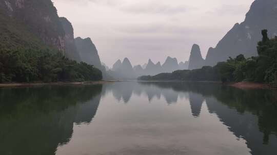 桂林山水喀斯特山脉风光宁静的倒影