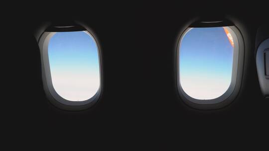 从飞机窗口观看蓝天白云