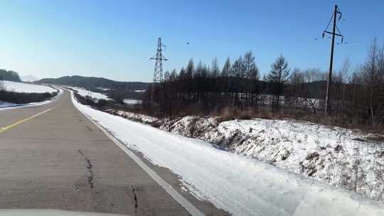 东北小兴安岭开车路边雪景