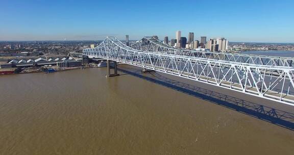 密西西比河上新月城大桥的航拍