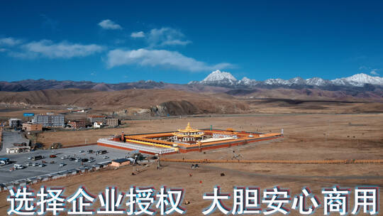 西藏风光视频金黄草地上金顶寺庙红墙雪山