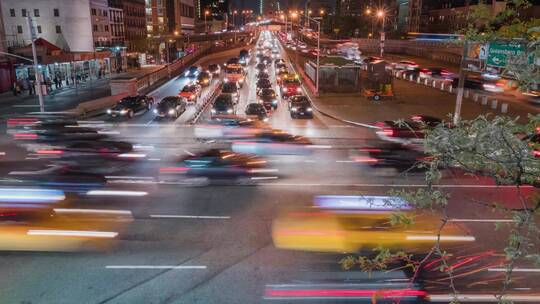 夜晚城市公路穿梭的车流