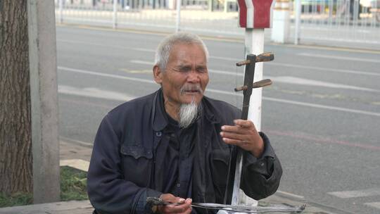 老人  乞丐 街头艺人视频素材模板下载