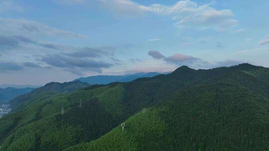 雨后的安徽黄山市黄山区汤口镇旅游景区小镇