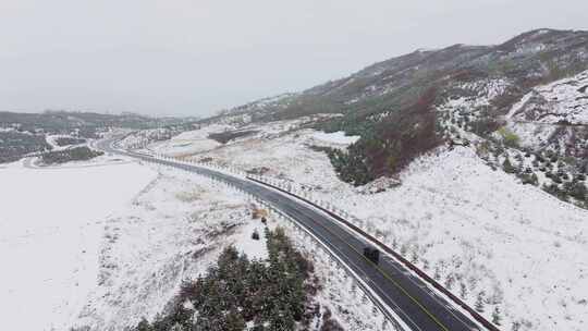 4k航拍车辆在雪中行驶