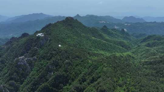 河南伏牛山山脉平顶山尧山层峦叠嶂的山峰