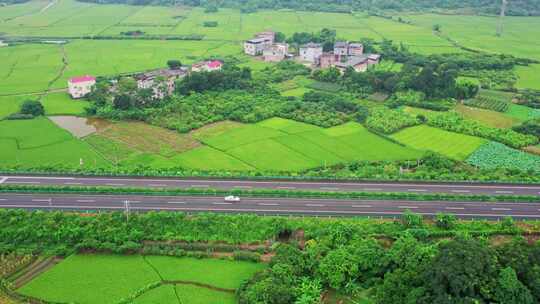 高速公路穿过美丽乡村绿色田野