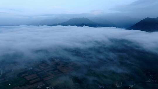 航拍秦岭山脉 雾气缭绕