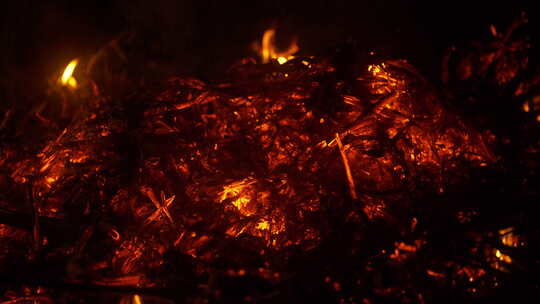 燃烧的干草堆篝火焰焚烧秸秆