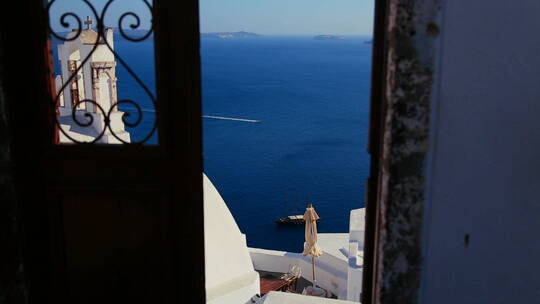 透过希腊圣托里尼岛的门观看视频素材模板下载