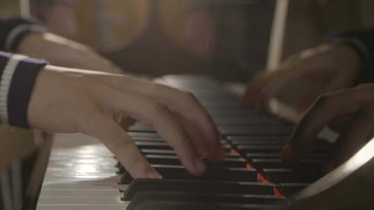 唯美钢琴教学乐器培训钢琴演奏琴键手特写视频素材模板下载