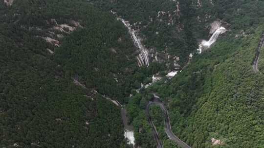 雨后泰山，飞瀑流泉