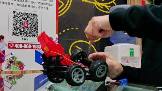 维修儿童电动玩具越野车视频素材模板下载