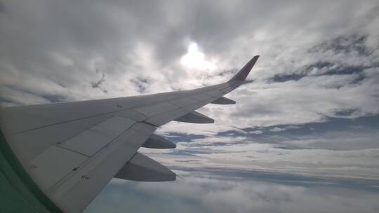 飞机舷窗外的平流云延时摄影