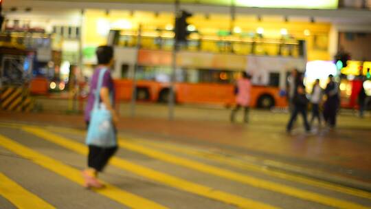 延时拍摄香港穿越城市街道斑马线的人群