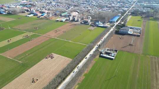 航拍视角下的乡村房屋及周边田野风光